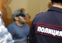 Во вторник в Московском окружном военном суде в ходе заседания по делу Бориса Немцова коллегии присяжных были продемонстрированы следующие записи с камер наружного наблюдения - 28 февраля 2015 года около 00