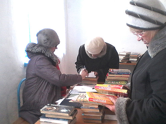 В один из поселков Топкинского района книги для сельчан завозят машинами