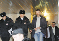 Оппозиционер Алексей Навальный сообщил в своем блоге, что не поедет в Киров на суд, который будет повторно рассматривать дело о хищении имущества предприятия «Кировлес»