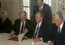 Бориса Ельцина, Станислава Шушкевича и Леонида Кравчука до сих пор иногда обвиняют в том, что это именно они «развалили Союз», подписав Беловежские соглашения