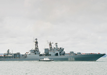 Российский военный корабль буксирует спасенных украинских рыбаков на Крит