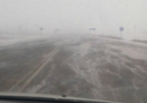 Крайне сложные дорожные условия (плохая видимость, снежные заносы), которые возникли из-за снежной бури, вынудили ответственные службы перекрыть выезд из Барнаула во всех направлениях