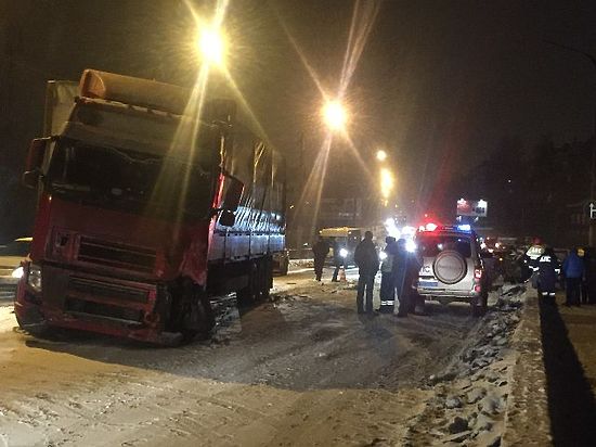 Большегруз протаранил легковой автомобиль: двое в Костроме погибли  