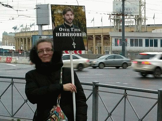В последнее воскресенье ноября, в день, когда в России отмечался праздник день матери, петербурженка Ульяна Саблина устроила свой одиночный крестный ход