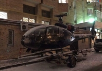 Лицезреть настоящий вертолет, припаркованный во дворе дома в центре столицы, довелось местным жителям и случайным прохожим
