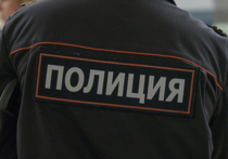 В Свердловской области выясняют обстоятельства убийства врача и самоубийства полицейского. Установлено, что страж порядка сначала расправился с медиком, а потом совершил суицид. По официальной версии, на преступление полицейский пошел из чувства ревности. 
