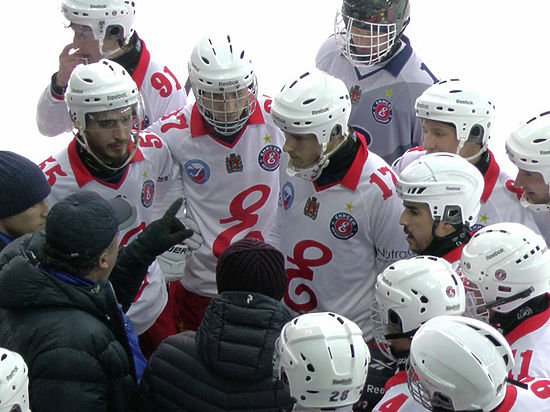 В очередном туре чемпионата России по хоккею с мячом красноярский «Енисей» разделил очки с «Кузбассом» в Кемерове.