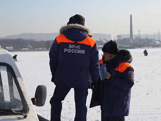 В Приморье автомобиль с четырьмя людьми провалился под лед