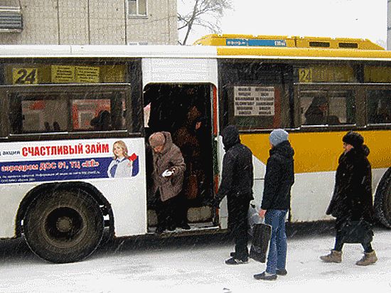 У коммерсантов, работающих на 17 автобусных маршрутах города, требуют сдать свидетельства на право перевозки.