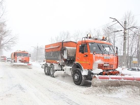 Областные дороги до сих пор расчищают от вчерашнего снегопада