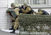 В Москве и Московской области силовики провели широкомасштабную спецоперацию по задержанию подозреваемых в экстремизме. В результате под стражей оказались десятки человек. 