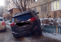 «Тойоту», за рулем которой находилась 61-летняя женщина, занесло, когда она пыталась проехать по нечищеному двору Красногорске