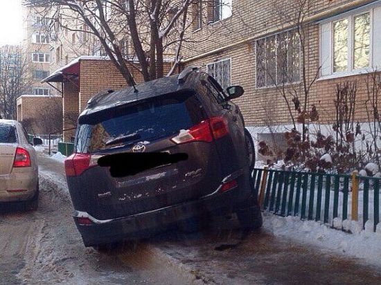 «Тойоту», за рулем которой находилась 61-летняя женщина, занесло, когда она пыталась проехать по нечищеному двору Красногорске