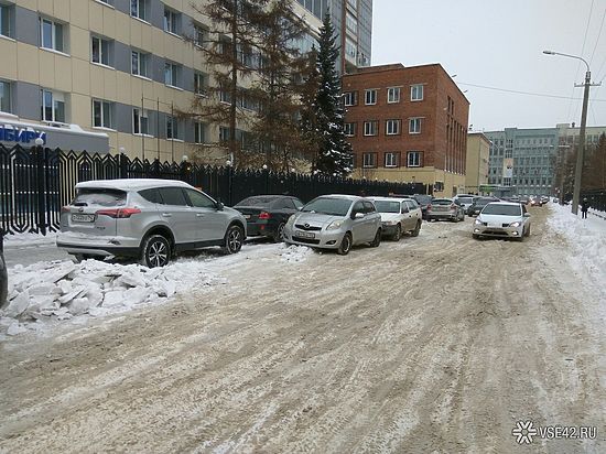Кемеровчане критикуют двухрядную парковку в центре города