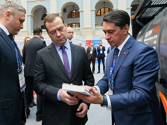 Дмитрий Медведев посетил стенд УВЗ на форуме «Транспорт России – 2016»