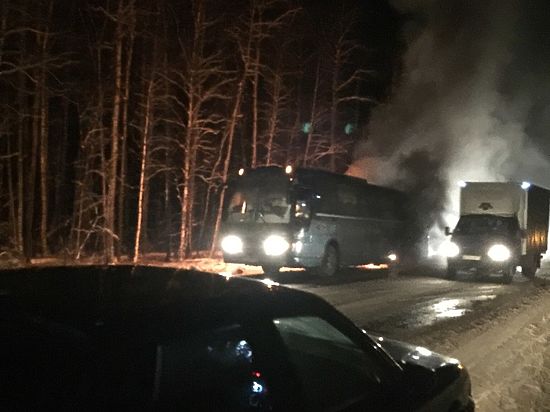 Под Костромой людей эвакуировали из горящего автобуса