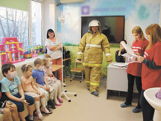 Сотрудники МЧС России перед новогодними праздниками приехали в больницу в Хабаровске, чтобы поддержать маленьких пациентов