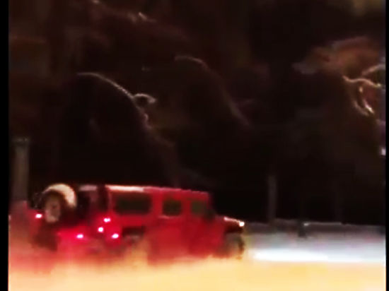 Владелец автомобиля, катавшийся по газонам возле МГУ, пытался въехать на лестницу университета
