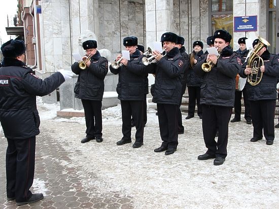 В преддверии Дня Героев Отечества сотрудники краевой полиции удивили красноярцев необычным флешмобом. 
