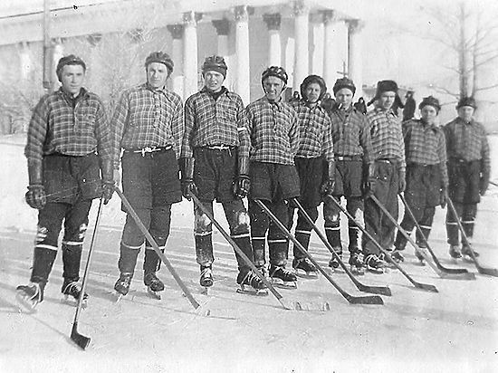 Первый чемпионат СССР по хоккею с шайбой стартовал 22 декабря 1946 года. В столице Сибири эта игра (тогда ее часто называли «канадской забавой») стала популярной весной 1948 года