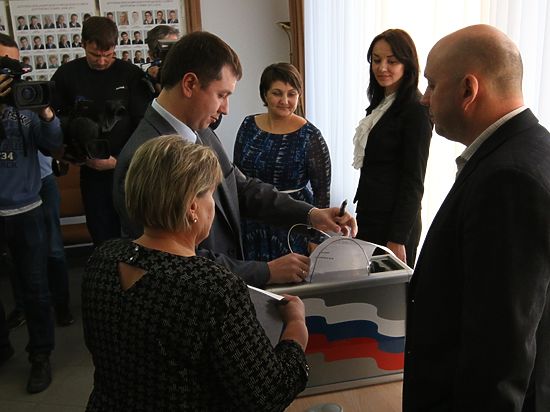 На прошедшей сессии подавляющим числом голосов народные представители лишили полномочий Сергея Суртаева. 
