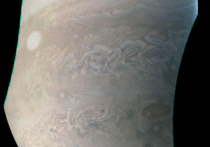 Космический аппарат Juno, или «Юнона», направил на Землю фотографии, полученные после третьего сближения с Юпитером — крупнейшего и ближайшего к Земле газового гиганта