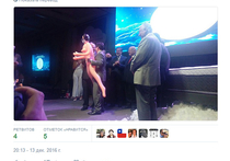 Министр экономики Чили Луис Фелипе Сеспедес вынужден был извиниться за радостную улыбку, с которой его сфотографировали журналисты рядом с подарком — надувной женской секс-куклой