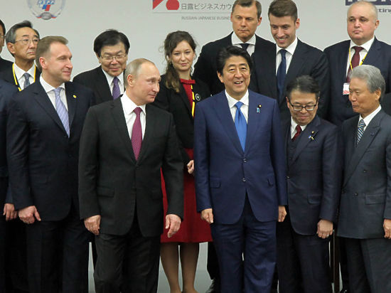 Премьер Японии: «Владимир держал меня за руку»