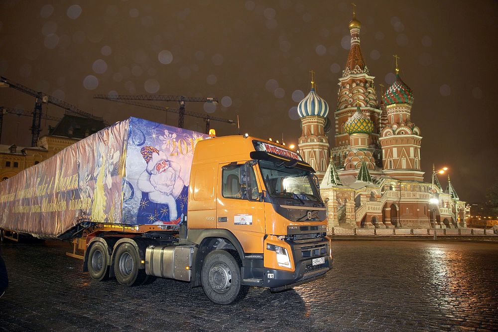 Дед Мороз на фуре доставил в Кремль главную елку страны