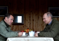 Глава российского правительства Дмитрий Медведев в преддверии Нового года  пожелал президенту РФ Владимиру Путину успехов и здоровья, а также пригласил его на чашку чая