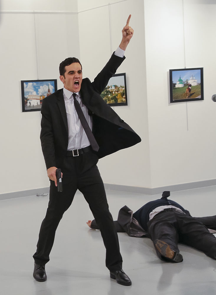 Расстрел посла России в Турции сняли светские фотографы