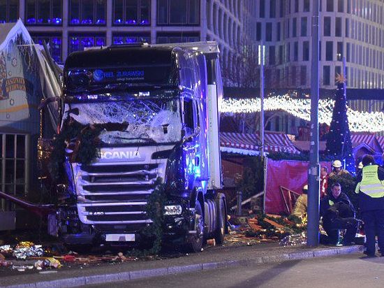 Грузовик, протаранивший ярмарку в Берлине, убил девять человек 