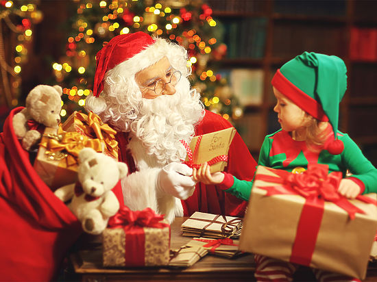 Корреспондент «МК» заглянул в мешок Деда Мороза и сравнил его содержимое с детскими пожеланиями