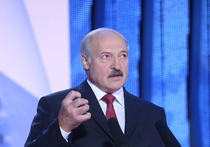 Президент Белоруссии Александр Лукашенко на прошедшей в минувшую среду встрече с новыми сотрудниками своей администрации потребовал от них любыми способами — в том числе и при помощи краж — повысить среднюю зарплату в среднюю зарплату в стране до 500 долларов
