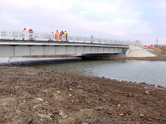 Однако дорожную карту работ в Джанкойском районе закрывать рано - есть еще 13 аварийных мостовых переходов, требующих срочного ремонта.