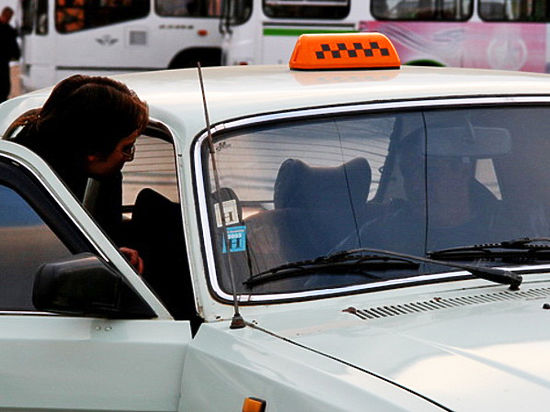 Большинство таксистов Хабаровска работают без документов