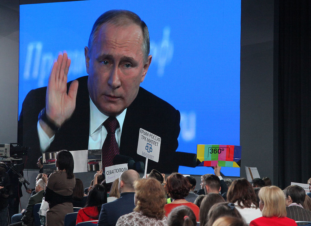 На пресс-конференцию Путина принесли странные плакаты: "Куда течет Волга?"