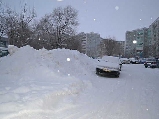Со снежных горок в Оренбурге дети катятся на проезжую часть