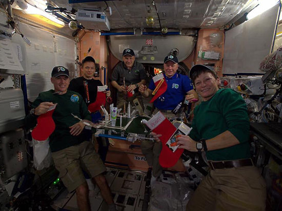 «МК» узнал, что российские космонавты получили в качестве подарков от американцев
