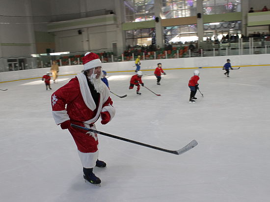 «Южные пингвины» сыграли в хоккей против Деда Мороза