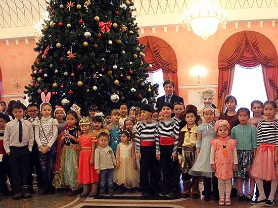 Депутат Народного Хурала Андреян Зыбынов подарил детям сказочное настроение 