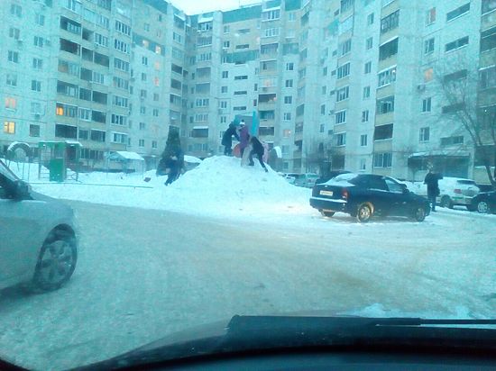 В Оренбурге дети катятся по снежной насыпи на дорогу во дворе на глазах у ТСЖ