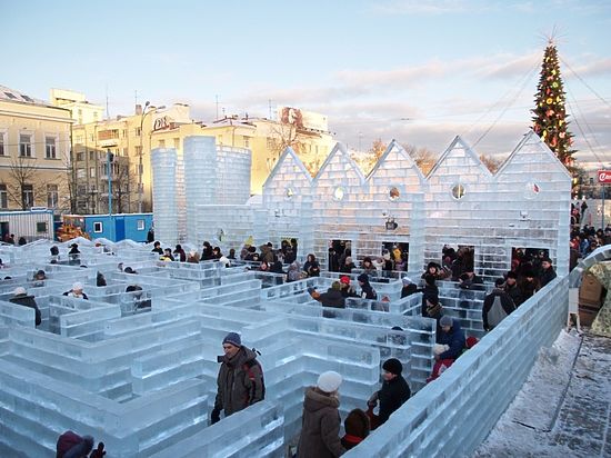 Жители Ижевска испортили несколько ледяных скульптур на центральной площади