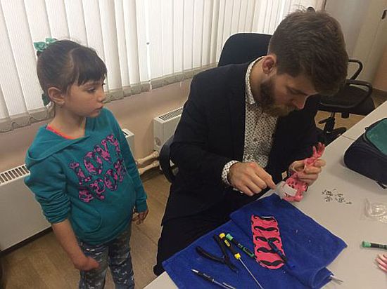 Юная новокузнечанка получила протез, созданный в «Сколково» 