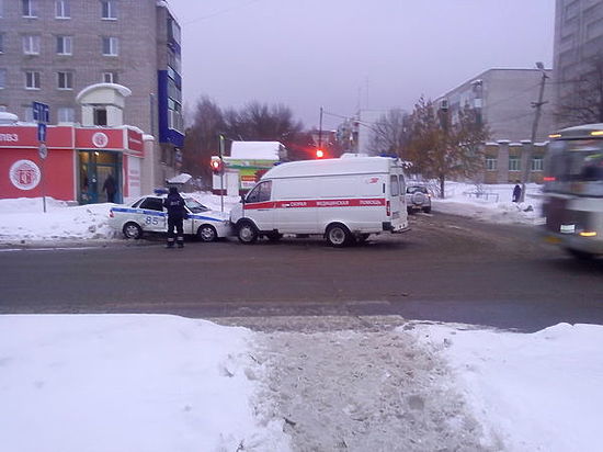 В Сарапуле столкнулись автомобили скорой помощи и ГИБДД