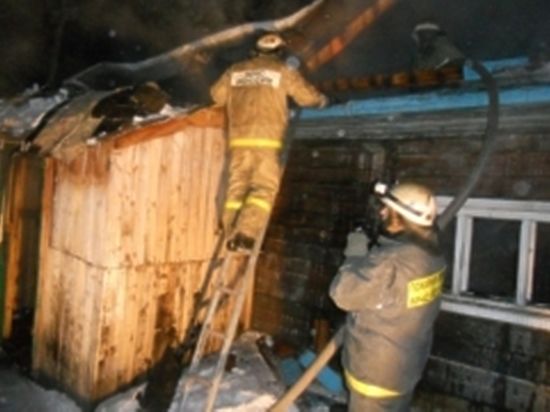 В Промышленном районе Оренбурга сгорел дом 