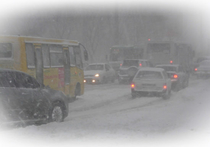 В Алтайском крае продолжаются сильная метель и снегопад, создающие сложные условия для движения транспорта