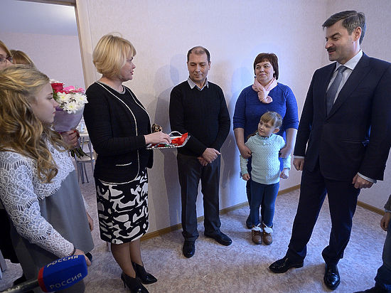 В Челябинске приемной семье вручили ключи от шестикомнатной квартиры