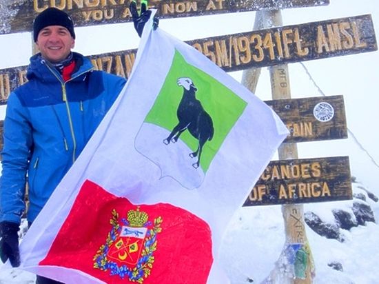 Житель Бугуруслана установил герб родного города на вершине Килиманджаро 