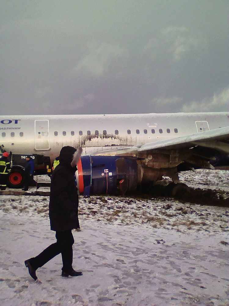 Опубликованы фото самолета, выехавшего за пределы ВПП в Калининграде